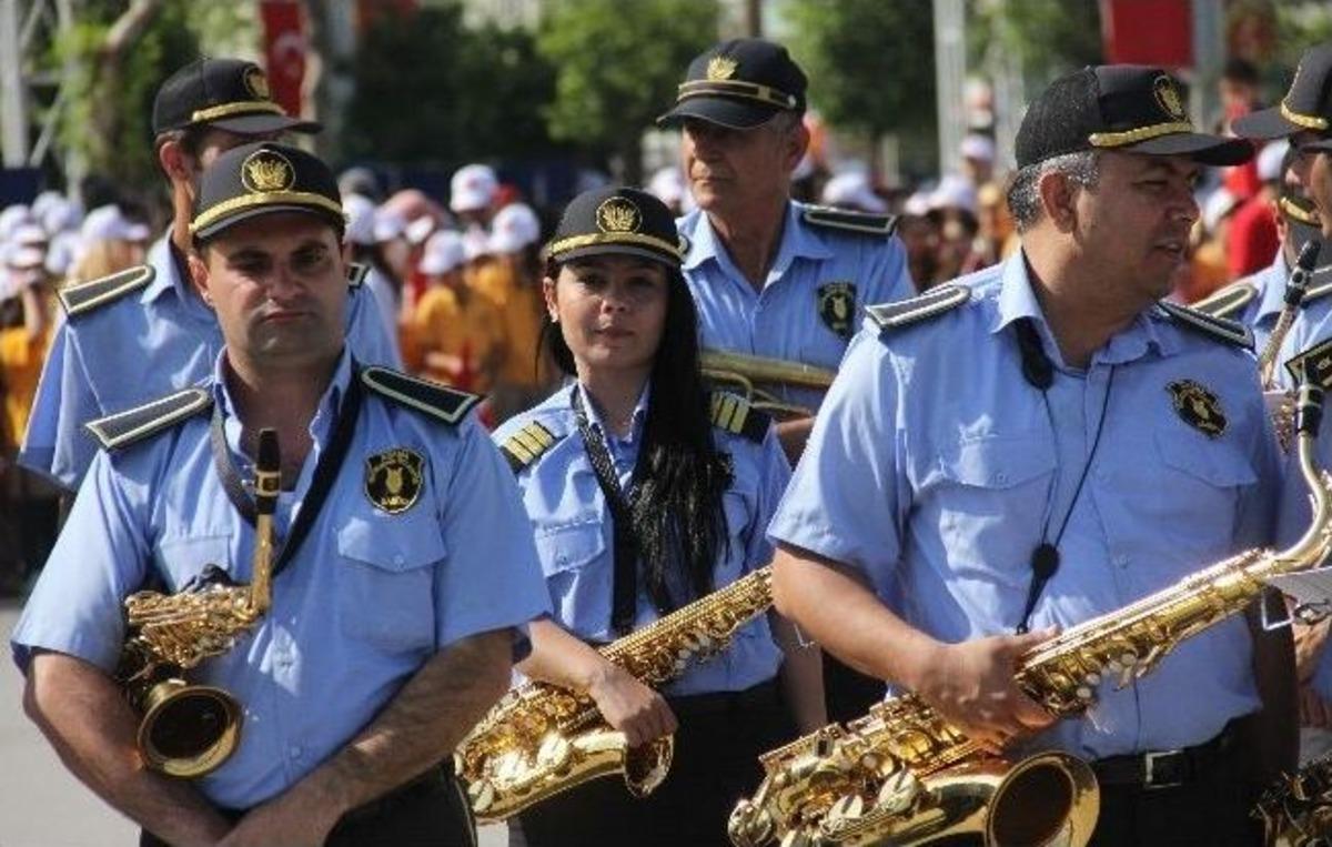 (&ouml;zel Haber) 30 Erkek Arasında Tek Kadın M&uuml;zisyen
