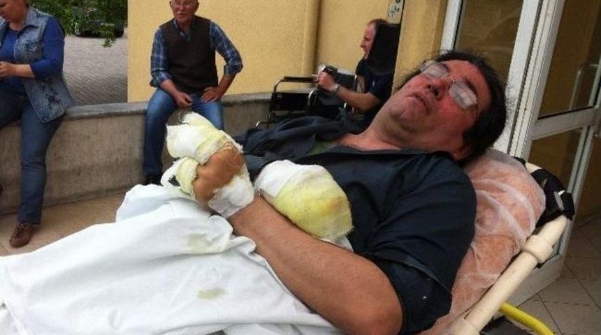 &Ccedil;&ouml;pl&uuml;ğ&uuml; Fotoğraflamaya &Ccedil;alışan Gazeteci, Yanan &Ccedil;&ouml;pl&uuml;ğ&uuml;n İ&ccedil;ine D&uuml;şerek Yaralandı