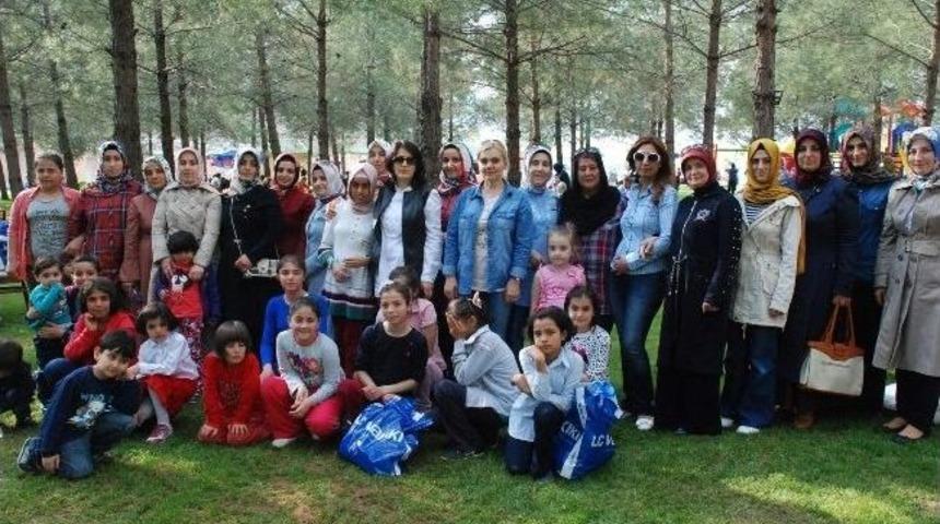 G&ouml;n&uuml;l El&ccedil;ilerinden Yuva &Ccedil;ocuklarına Şefkat Eli