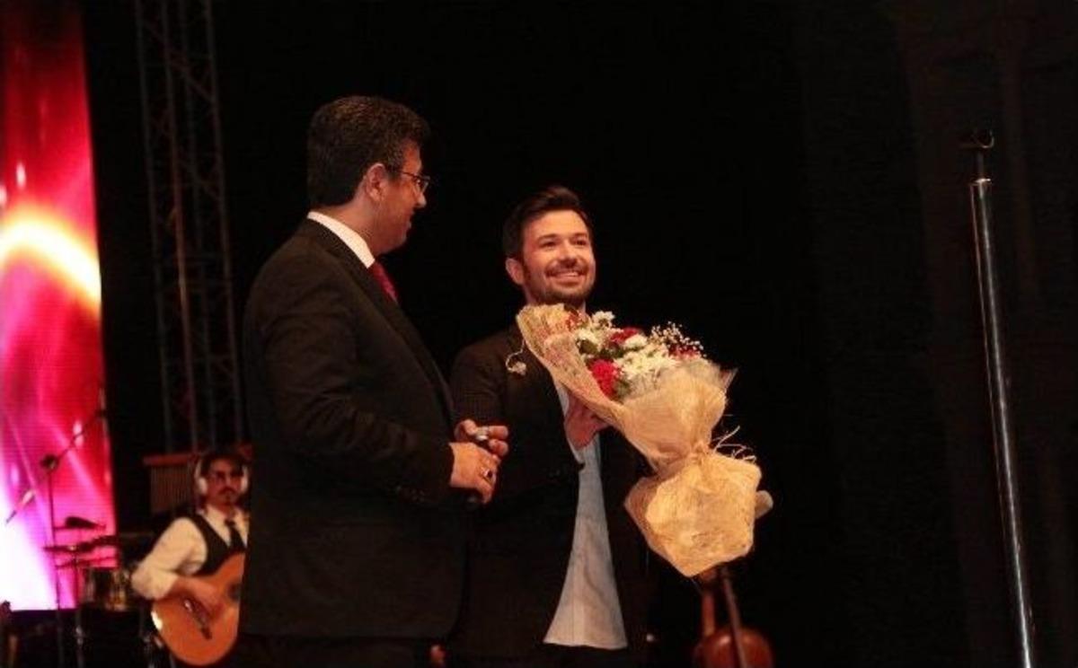 Yalın, &Ccedil;ocuk Festivalinde Hayranlarıyla Buluştu