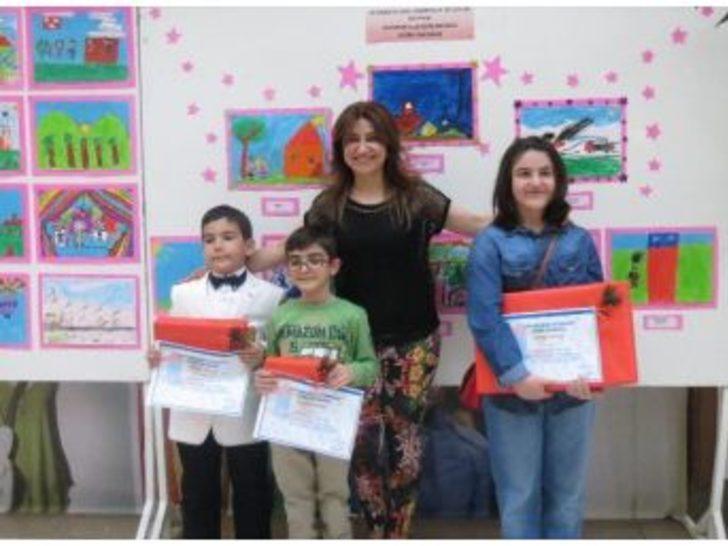 Erzurum Avm’de Minik Ressamlara Ödülleri Teslim Edildi