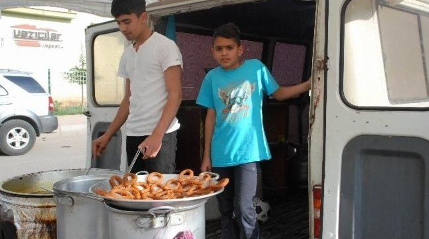 Ailesini Tatlı Yapıp Satarak Ge&ccedil;indiriyor