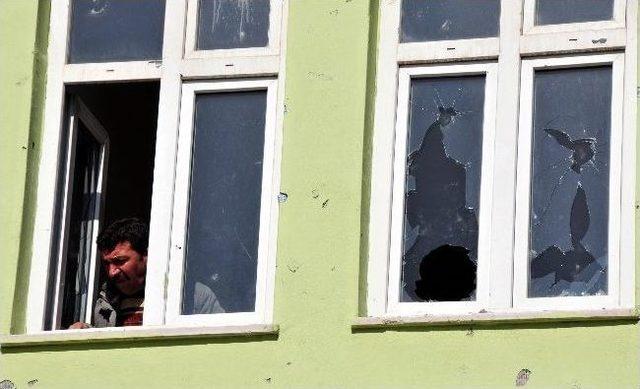Van’da Bir Grup, Taşlarla Okulun Camlarını Kırdı