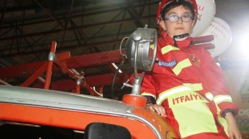 İtfaiyeci &Ccedil;ocuklar Yangına Su Sıktı