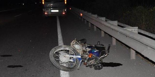 Manisa&rsquo;da Motosiklet Kazası: 2 &Ouml;l&uuml; 2