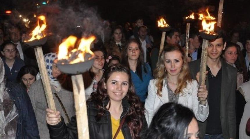 Ayvacık&rsquo;ta Meşale Y&uuml;r&uuml;y&uuml;ş&uuml;ne Yoğun İlgi