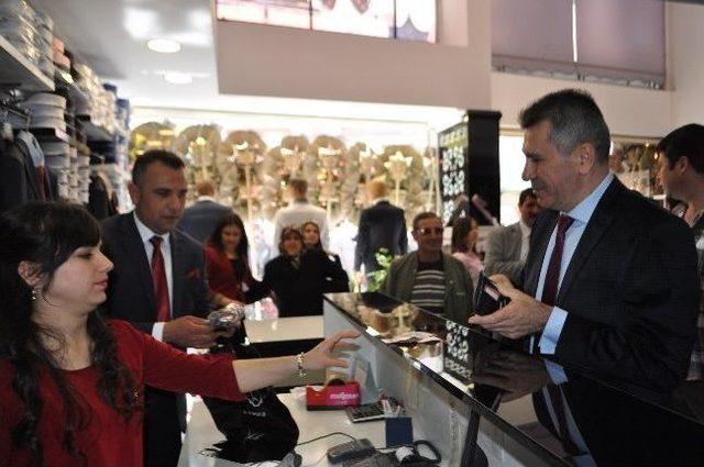 Demirci’de Seyyar Satıcılıktan Mağazalar Zincirine Başarı Öyküsü