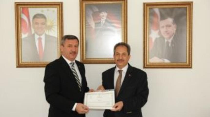Vali Yılmaz'dan Salih Akkaya'ya Başarı Belgesi