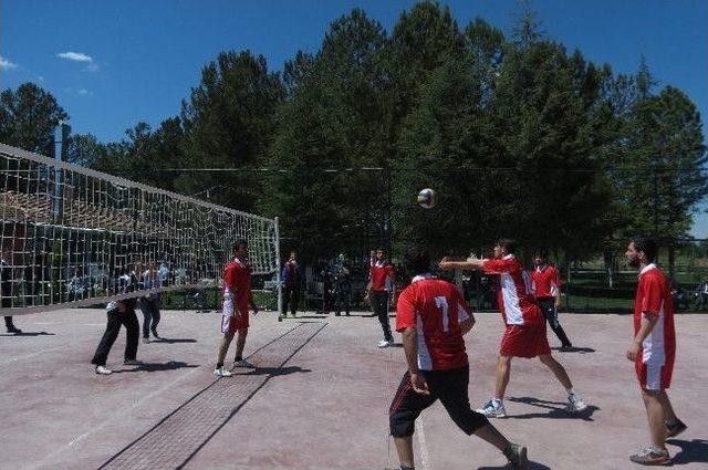 Voleybol Turnuvasında Şampiyon Hekimhan Myo 1