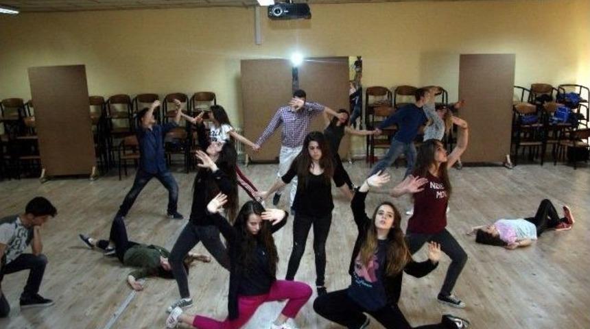 Liseli Tiyatrocular Engellileri Sahneye Taşıyacak