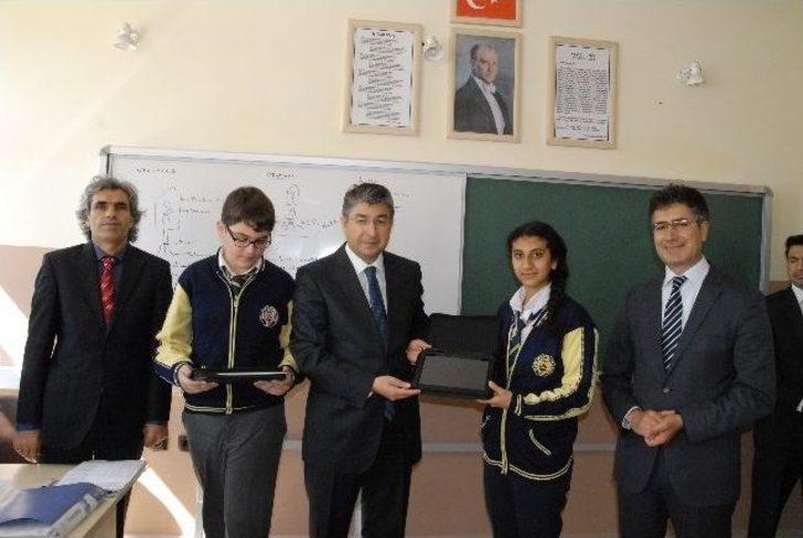 Ergani'de Öğrencilere Tablet Bilgisayar Dağıtıldı