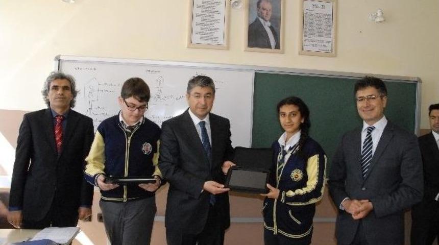Ergani'de &Ouml;ğrencilere Tablet Bilgisayar Dağıtıldı