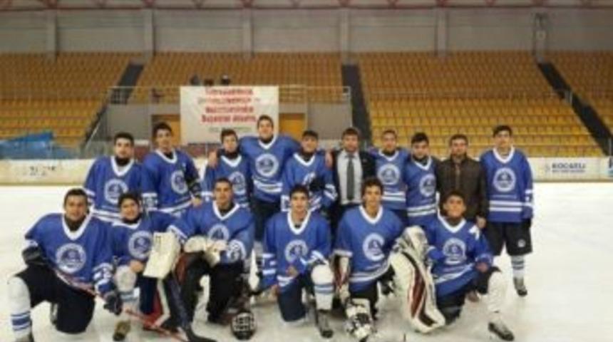 B&uuml;y&uuml;kşehirli Gen&ccedil; Buz Hokeyciler Yine Galip