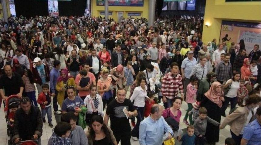 &Ccedil;ocuk Fuarı&rsquo;nı İlk G&uuml;n 65 Bin Kişi Ziyaret Etti