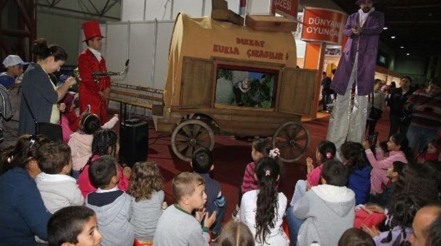Kuklalar Şov Yapıyor &Ccedil;ocuklar Eğleniyor