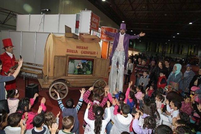 Kuklalar Şov Yapıyor &Ccedil;ocuklar Eğleniyor 1
