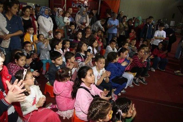 Kuklalar Şov Yapıyor &Ccedil;ocuklar Eğleniyor 2