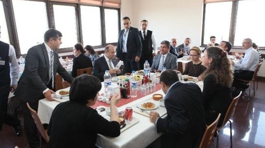 Bakan Işık, T&uuml;bitak Personeli Birlikte Yemek Yedi
