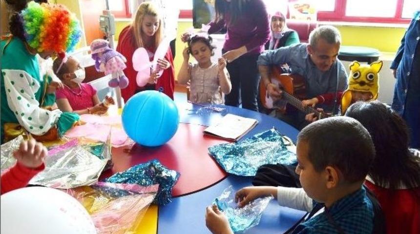 23 Nisan&rsquo;ı Hastanedeki &Ccedil;ocuklarla Kutladılar