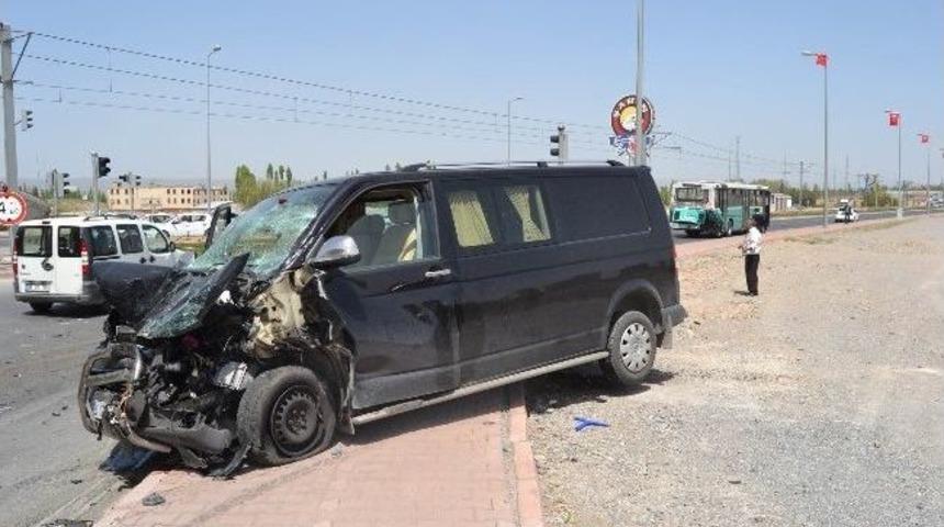 Kayseri'de Trafik Kazası: 3 Yaralı