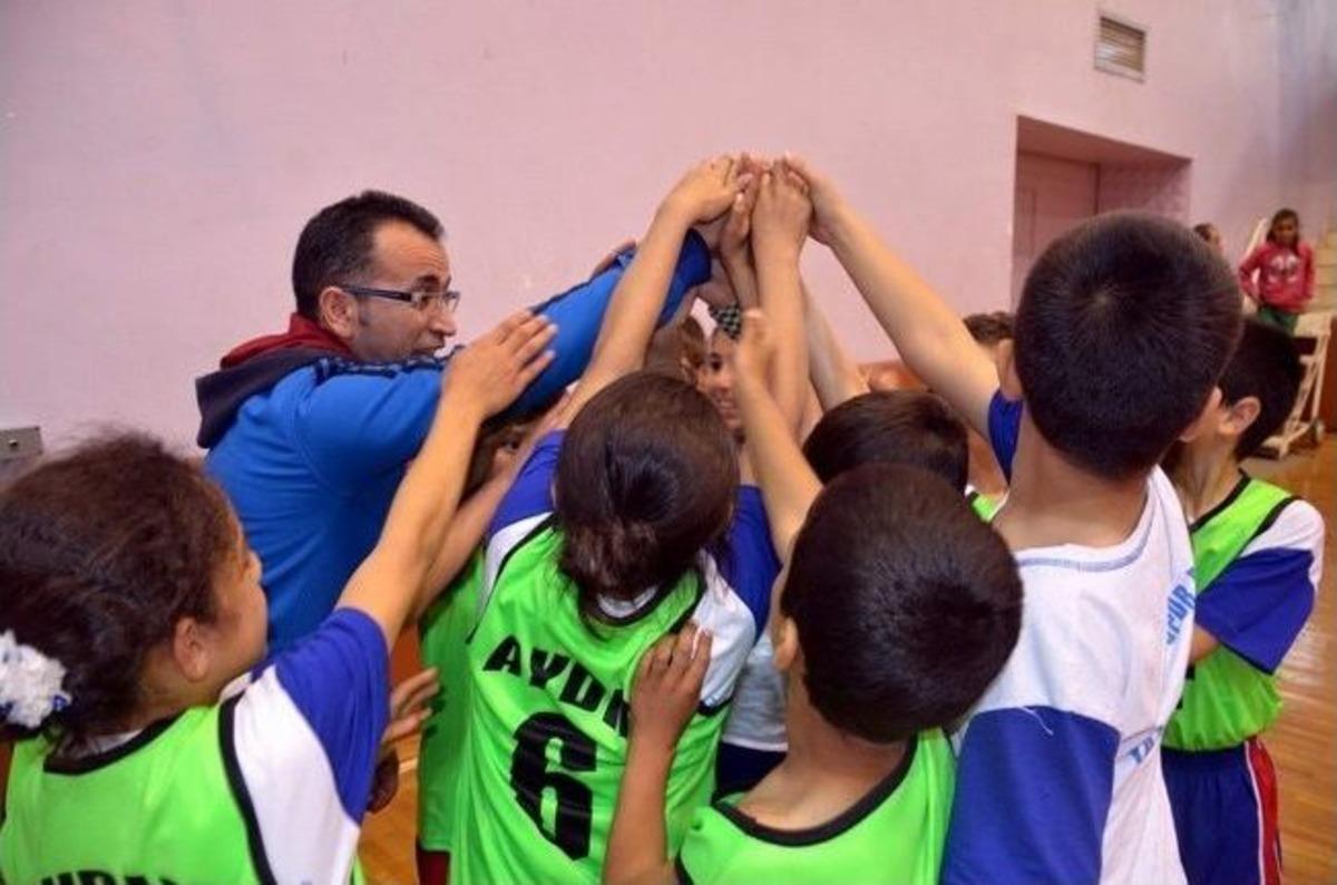 Aydın&rsquo;da Geleneksel &Ccedil;ocuk Oyunları Şenliği Renkli G&ouml;r&uuml;nt&uuml;lere Sahne Oldu