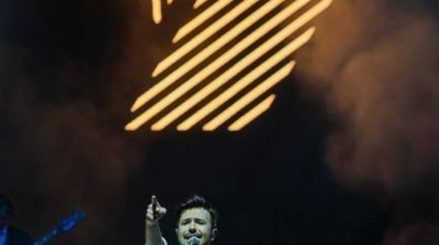 K&uuml;&ccedil;&uuml;k&ccedil;ekmece&rsquo;de Binlerce &Ccedil;ocuk, Yalın Şarkılarıyla &lsquo;bayram&rsquo; Yaptı