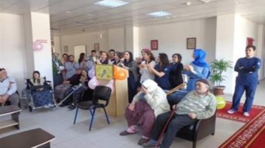 Yaşlı Bakım Programı &Ouml;ğrencilerinden Huzurevine Ziyaret