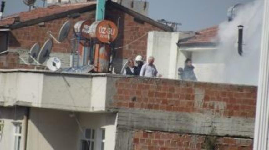 Teras Katdaki Yangın Korkuttu