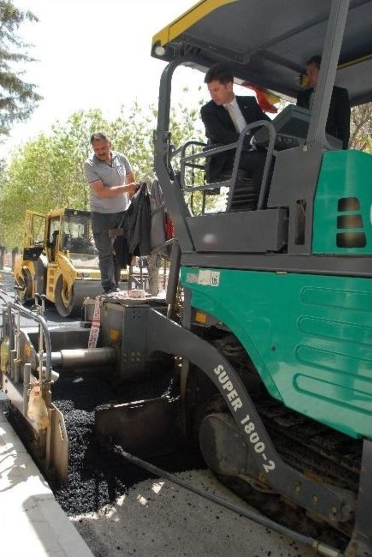 Başkan İş&ccedil;ilerle Birlikte Asfalt D&ouml;kt&uuml;...