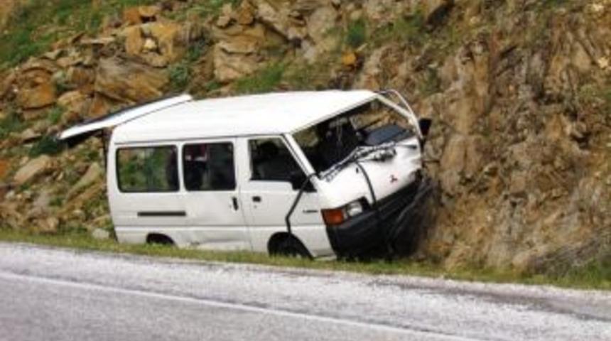 Ödemiş Gölcük Yolu'nda Kaza: 3 Yaralı