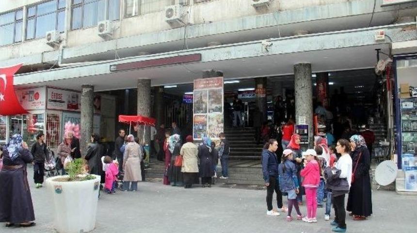 &Uuml;cretsiz Sinema Bileti İzdihamı