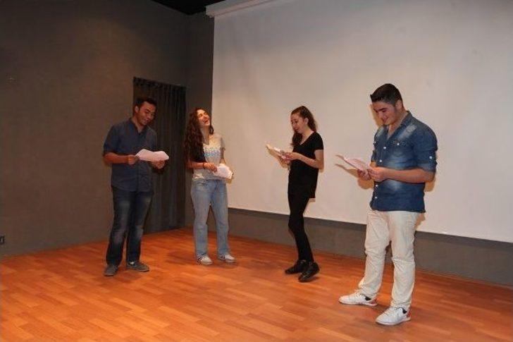 Büyükşehir Belediyesi Tiyatro Okulu’nda Eğitimler Sürüyor