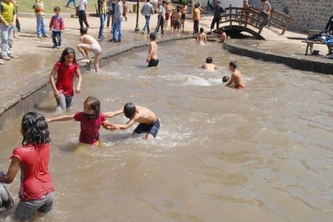 Bahar Geldi, &Ccedil;ocuklar Havuza Koştu