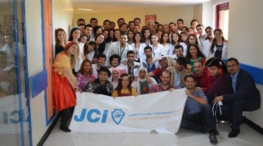 Gen&ccedil; Lider Ve Girişimcilerden &ldquo;&ccedil;ocuklarla G&uuml;l&uuml;mseyelim&rdquo; Etkinliği