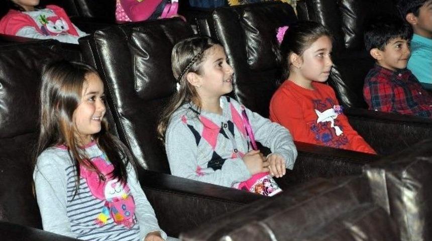 Su&ccedil;a Y&ouml;nlendirilmiş &Ccedil;ocuklar Sinemada Buluştu