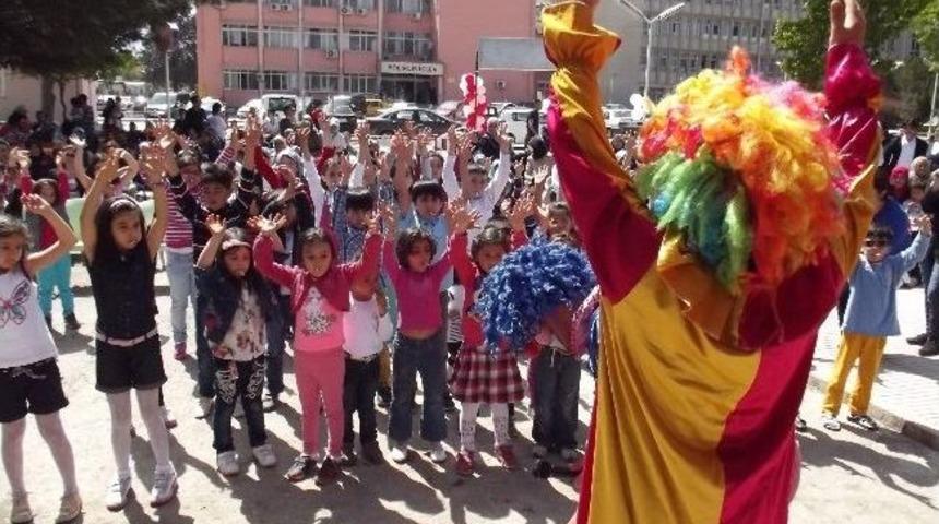 Hasta &Ccedil;ocuklar Eğlendirildi