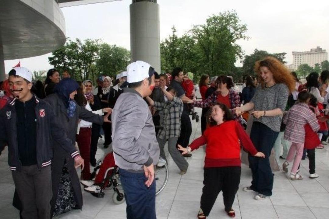 Engelli &Ccedil;ocuklar G&ouml;ky&uuml;z&uuml;ne Balon U&ccedil;urdu