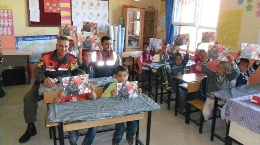 Jandarma &Ccedil;ocuklara 'atat&uuml;rk Ve &Ccedil;ocuk' Kitabı Dağıttı
