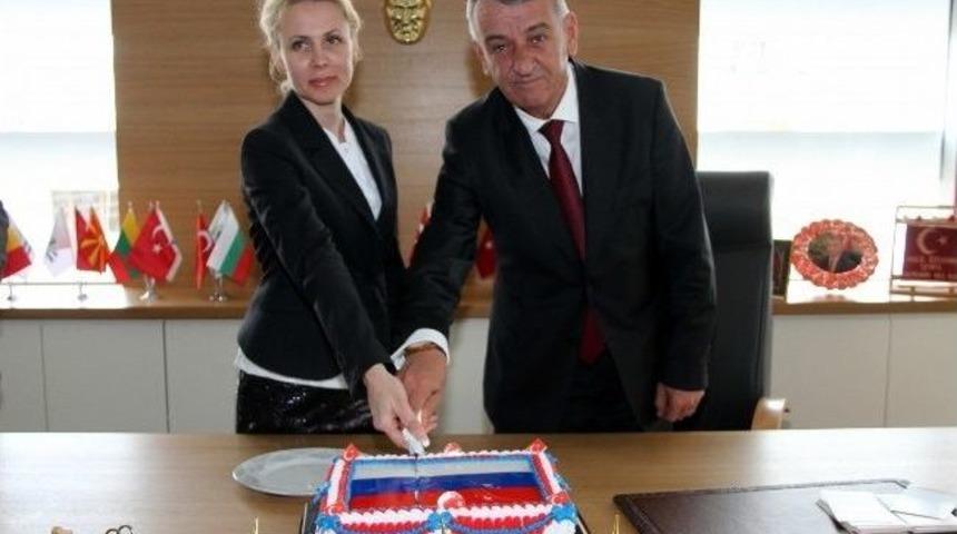 Gaziemir'de 10 Yıllık Dostluğa "tatlı" Kutlama