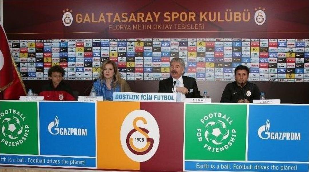Galatasaray&rsquo;da, Dostluk İ&ccedil;in Futbol G&uuml;n&uuml; D&uuml;zenlendi