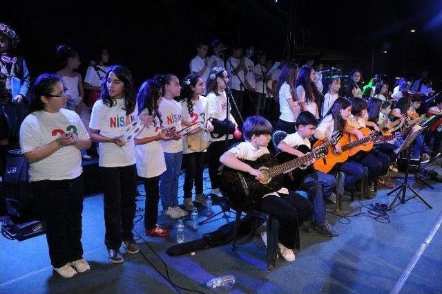 Manisa Belediyesi Çocuk Korosu’ndan Konser