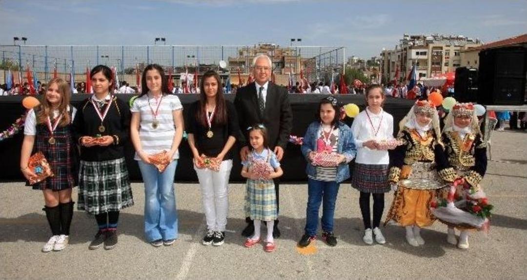 Karabağlar'da &Ccedil;ocuklar &Ccedil;ifte Bayram Yaptı