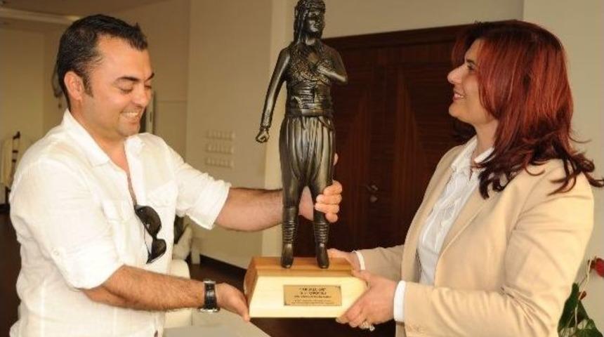 Aydınlı Heykeltraş, Başkan &Ccedil;er&ccedil;ioğlu&rsquo;nun Heykelini Yaptı