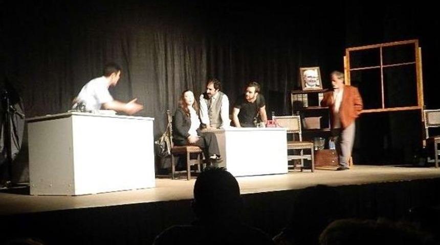 Burhaniyeli Tiyatrocular Ayakta Alkışlandı