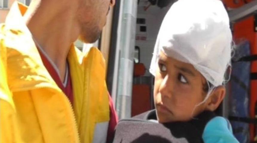 Seyir Halindeki Kamyondan Atlayan &Ccedil;ocuk Yaralandı