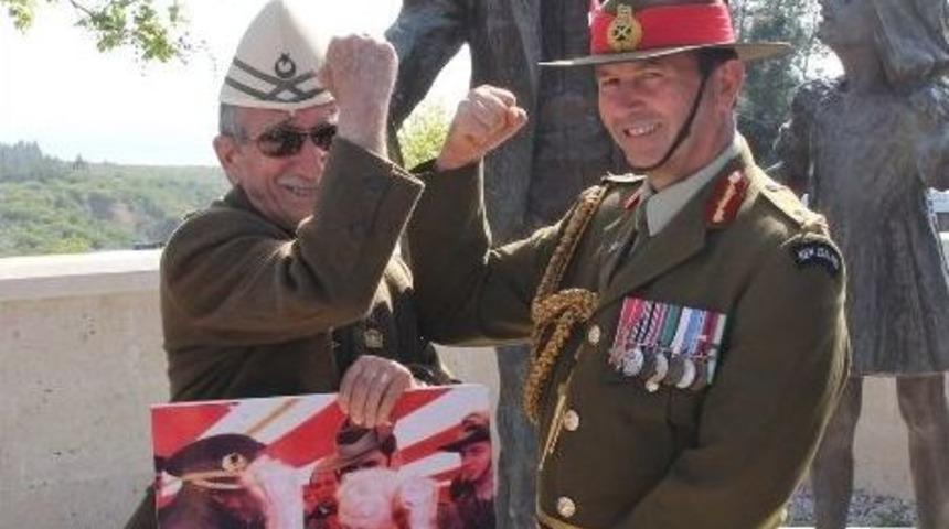 Babasının Heykelinin Yanında Poz Verdi