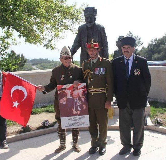 Babasının Heykelinin Yanında Poz Verdi