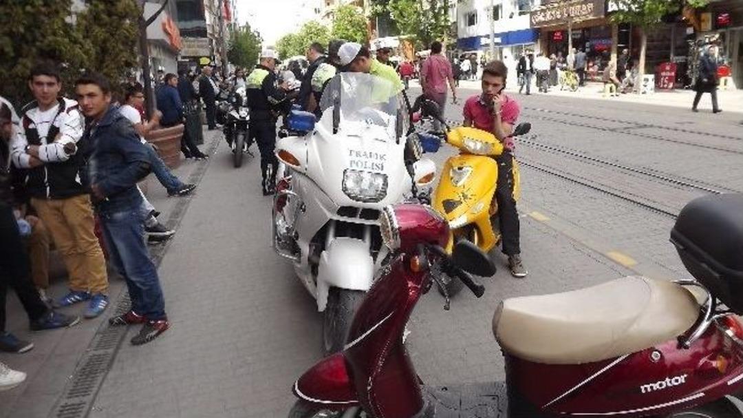 Tramvay Yolundaki Motosikletlilere Ceza Yağdı