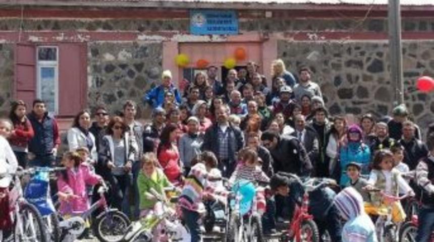 23 Nisan Fidanlarını Yeşertmek İ&ccedil;in Elele Verdiler