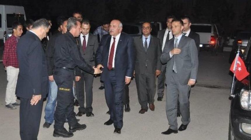 Şırnak'ta Resmi Ara&ccedil;la İki Otomobil &Ccedil;arpıştı: 3'&uuml; Polis 7 Yaralı